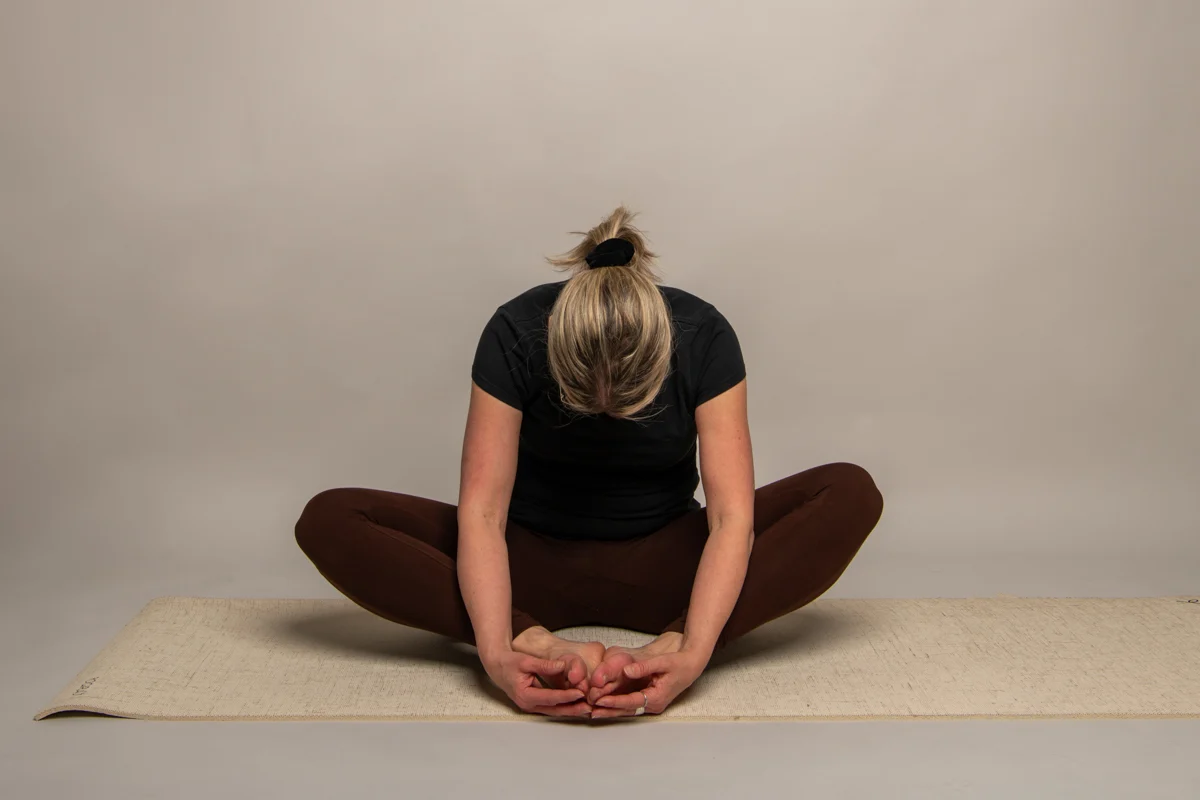 Yogaposition Fjärilen – Yoga i Umeå med Anna Lindberg