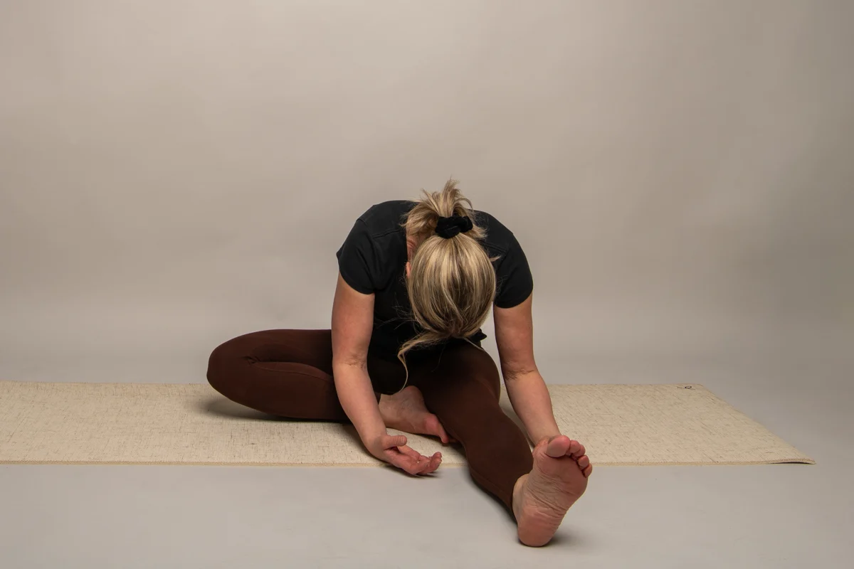 Yogaposition Halvfjärilen – Yoga i Umeå med Anna Lindberg