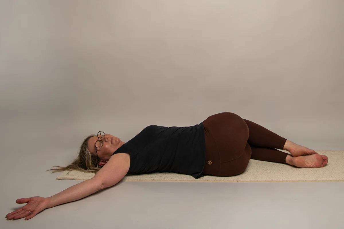 Yogapositionen Liggande vridning – Yoga i Umeå med Anna Lindberg