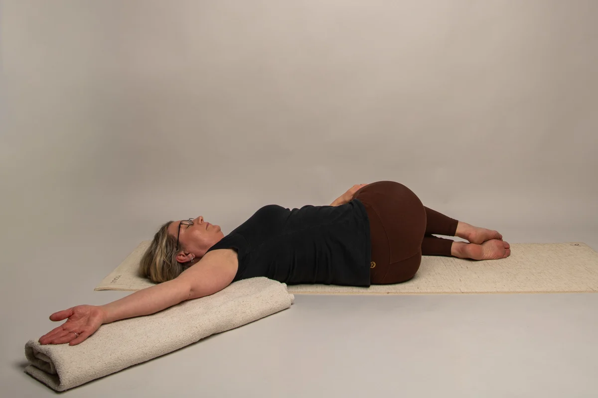 Yogapositionen Liggande vridning – Yoga i Umeå med Anna Lindberg