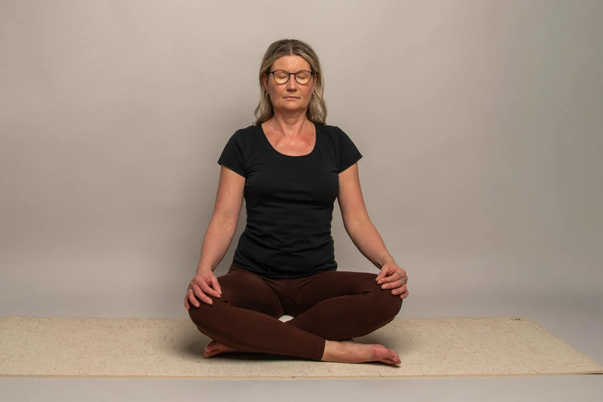 Yogaposition Skräddaren – Yoga i Umeå med Anna Lindberg