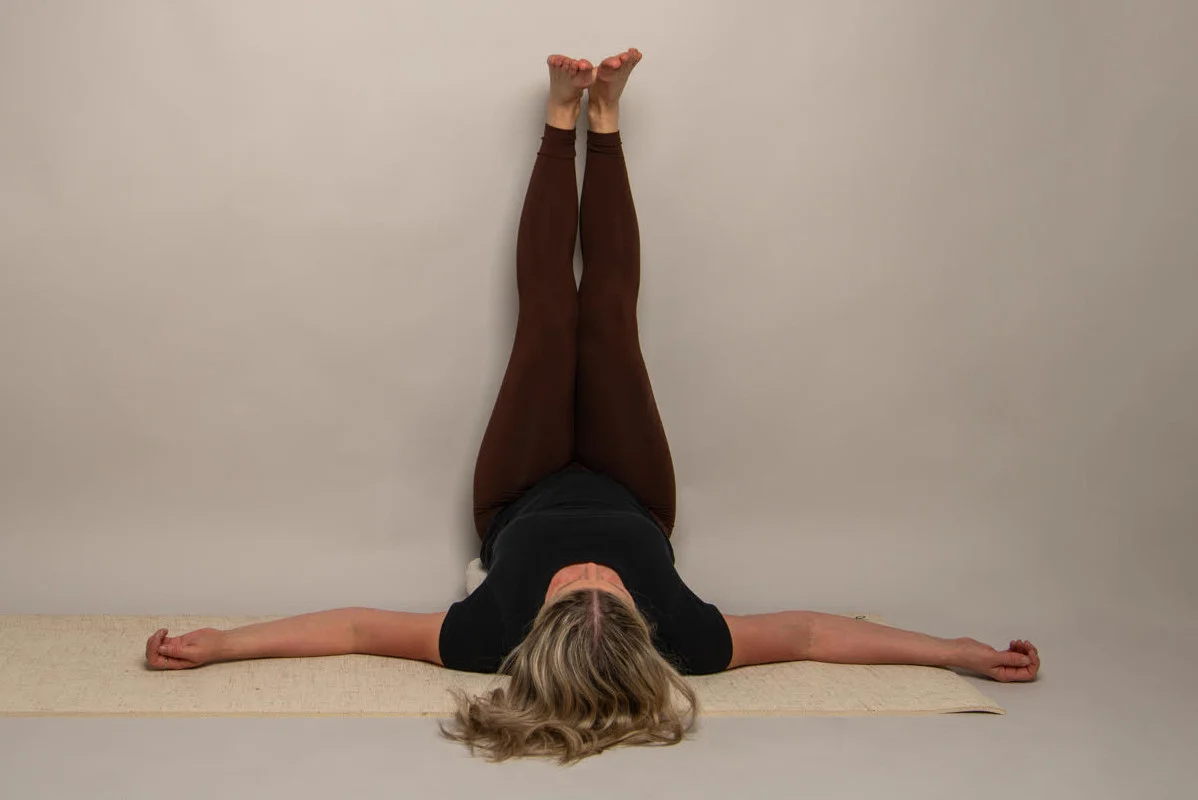 Yogaposition Vattenfallet – Yoga i Umeå med Anna Lindberg