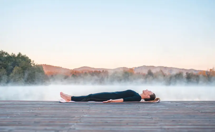 Kvinna som vilar på yogamatta – Yoga i Umeå på Annas Yogaskola