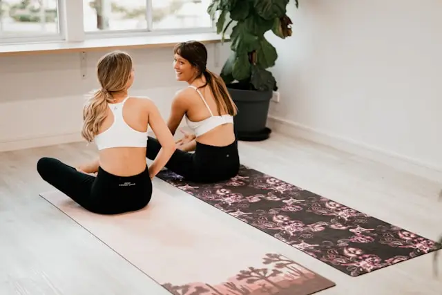 Två kvinnor på varsin yogamatta – Yoga i Umeå med Anna Lindberg